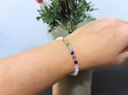 Dámský čakrový náramek s praskaným křišťálem a stříbrem