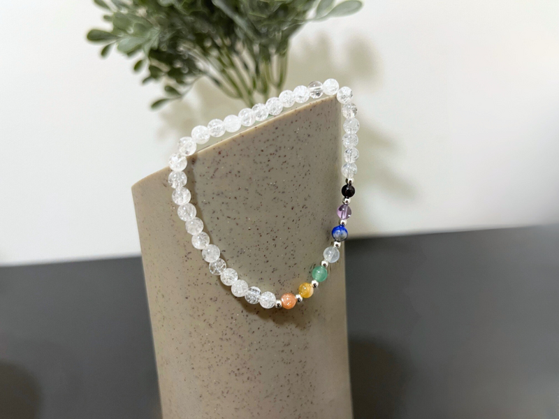 Dámský čakrový náramek s praskaným křišťálem a stříbrem