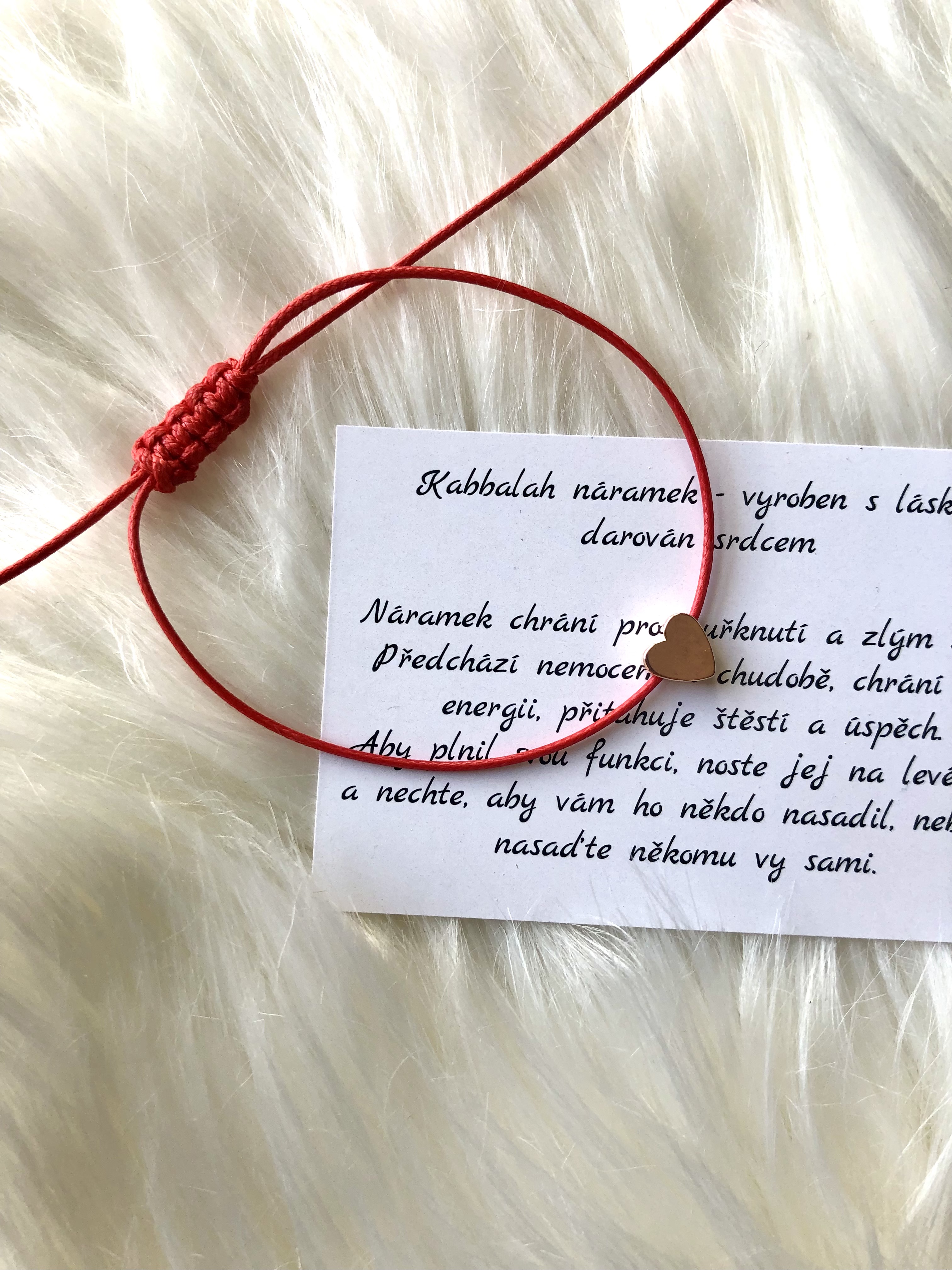 Co znamená červená šňůrka na ruce?